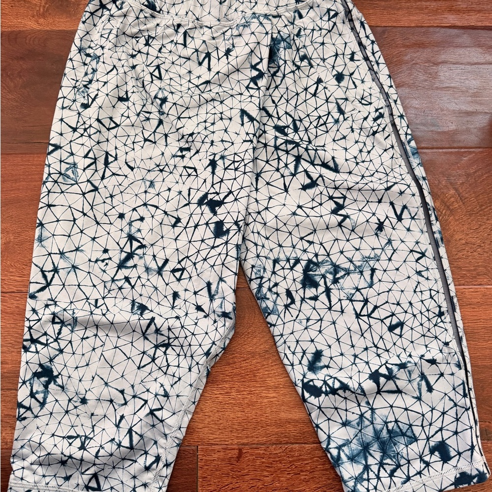 Lululemon Athletica Blue and White Patterned Leggings Size 6